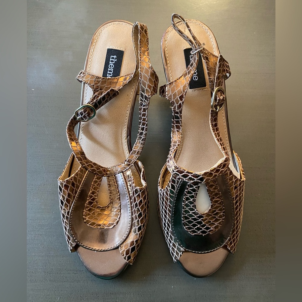 Theme gold/bronze small heel